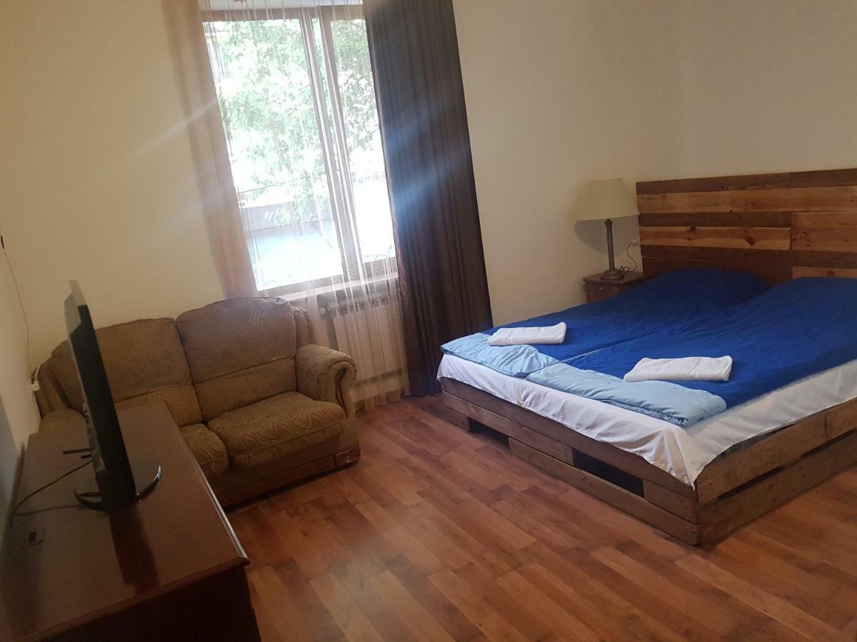 Shat Lav Hostel Jerevan Eksteriør billede